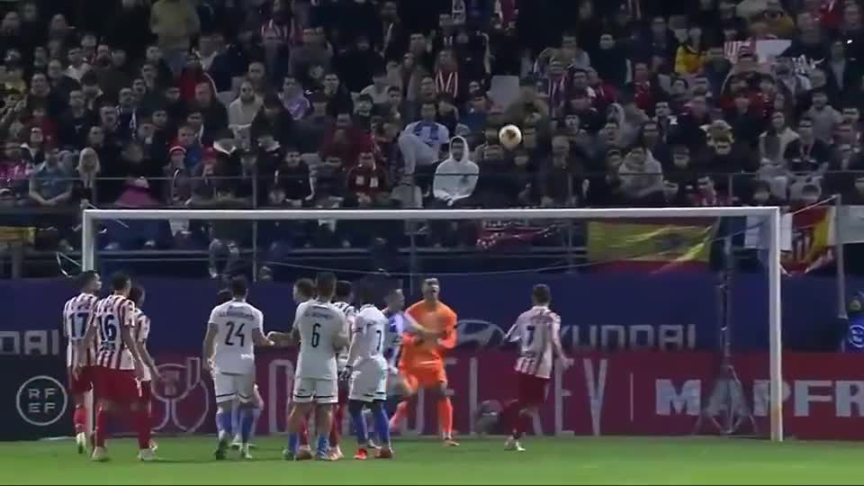 德甲战报：凯恩替补登场戴帽，拜仁5-0狂胜十人斯图加特