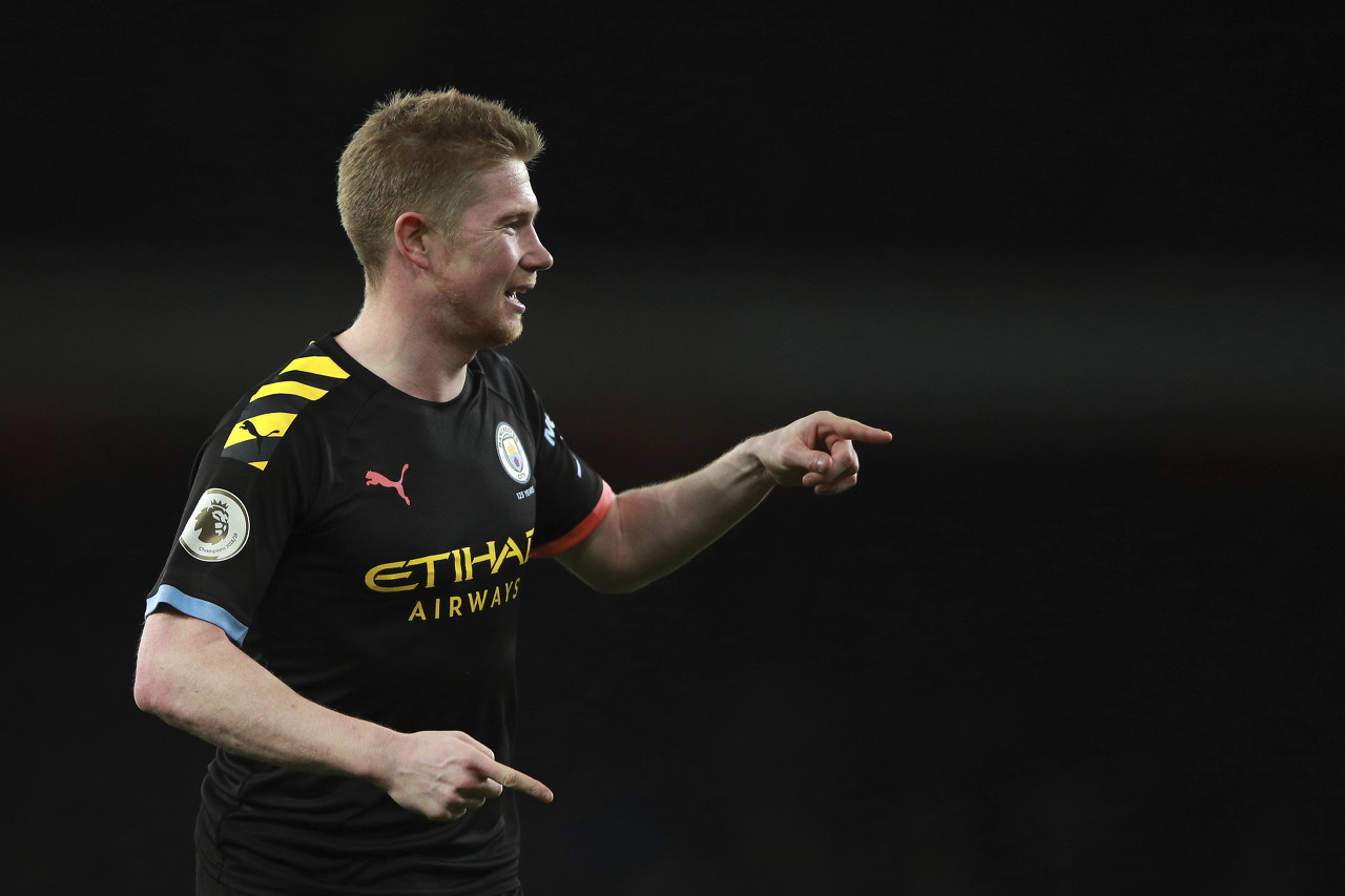 马赫雷斯和知名说唱歌手一同出镜，展示阿尔及利亚队新球衣